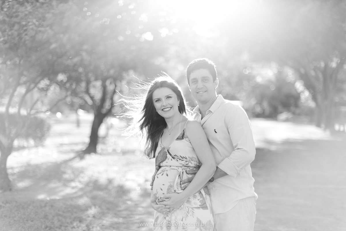 fotos no pôr do sol, em Vitória ES, fotos de grávida no pôr do sol, Ilha do frade, Tássila Costa fotografia, mãe de dois, look para ensaio externo na Ilha do Frade