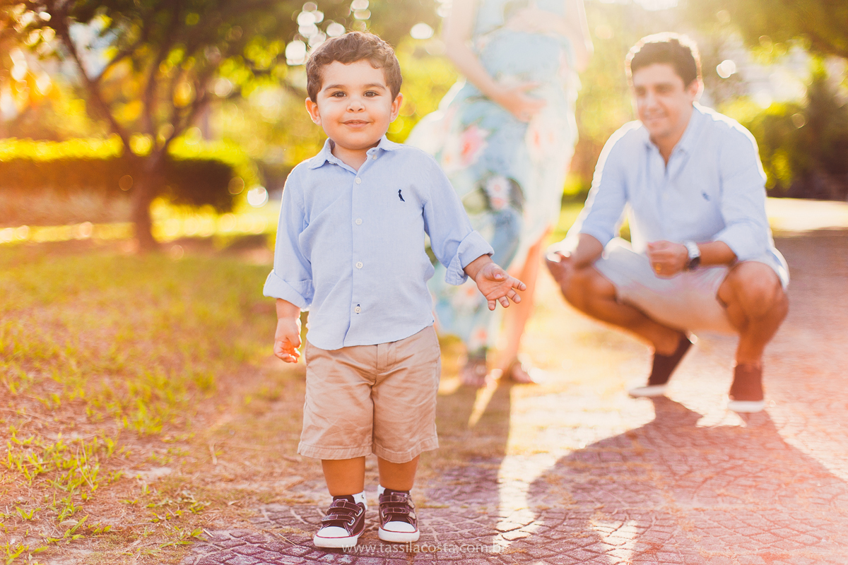 fotos no pôr do sol, em Vitória ES, fotos de grávida no pôr do sol, Ilha do frade, Tássila Costa fotografia, mãe de dois, look para ensaio externo na Ilha do Frade