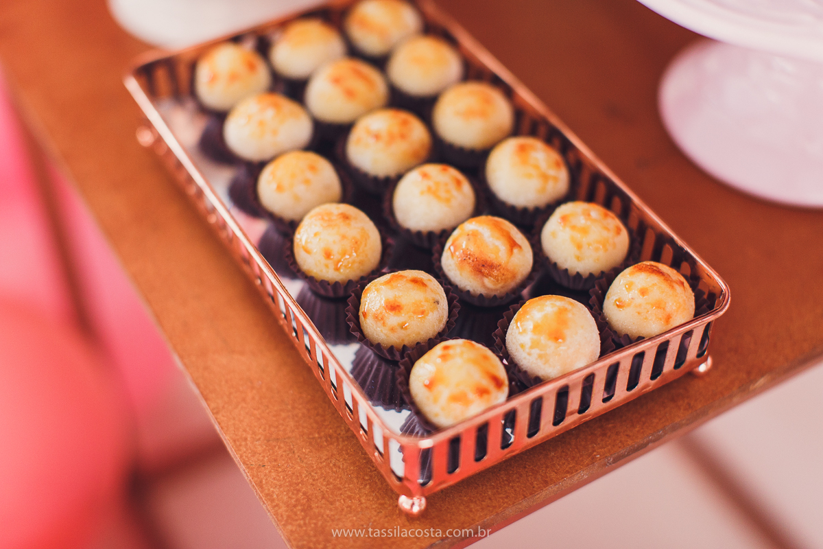 foto de chá bebê, decoração linda de chá de bebê, mãe de menina, decoração de chá de bebê de menina, decoração rosa e branca de chá de bebê, tássila costa fotografia, sandra festas, decoração de chá de bebê em Vila Velha ES, pais de primeira viagem