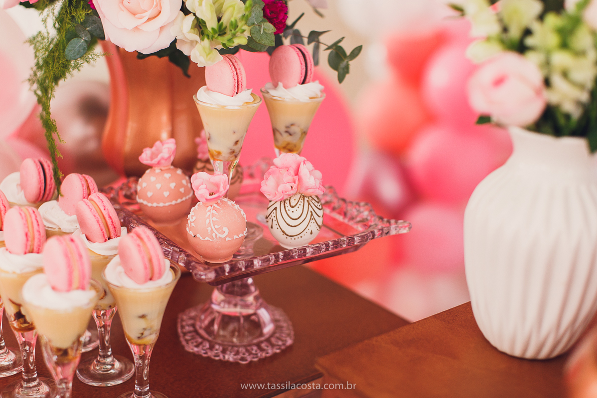 foto de chá bebê, decoração linda de chá de bebê, mãe de menina, decoração de chá de bebê de menina, decoração rosa e branca de chá de bebê, tássila costa fotografia, sandra festas, decoração de chá de bebê em Vila Velha ES, pais de primeira viagem