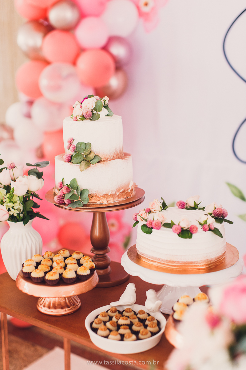 foto de chá bebê, decoração linda de chá de bebê, mãe de menina, decoração de chá de bebê de menina, decoração rosa e branca de chá de bebê, tássila costa fotografia, sandra festas, decoração de chá de bebê em Vila Velha ES, pais de primeira viagem