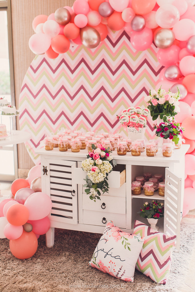 foto de chá bebê, decoração linda de chá de bebê, mãe de menina, decoração de chá de bebê de menina, decoração rosa e branca de chá de bebê, tássila costa fotografia, sandra festas, decoração de chá de bebê em Vila Velha ES, pais de primeira viagem