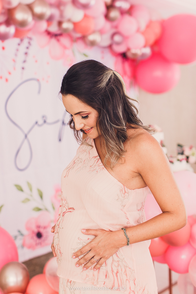 foto de chá bebê, decoração linda de chá de bebê, mãe de menina, decoração de chá de bebê de menina, decoração rosa e branca de chá de bebê, tássila costa fotografia, sandra festas, decoração de chá de bebê em Vila Velha ES, pais de primeira viagem
