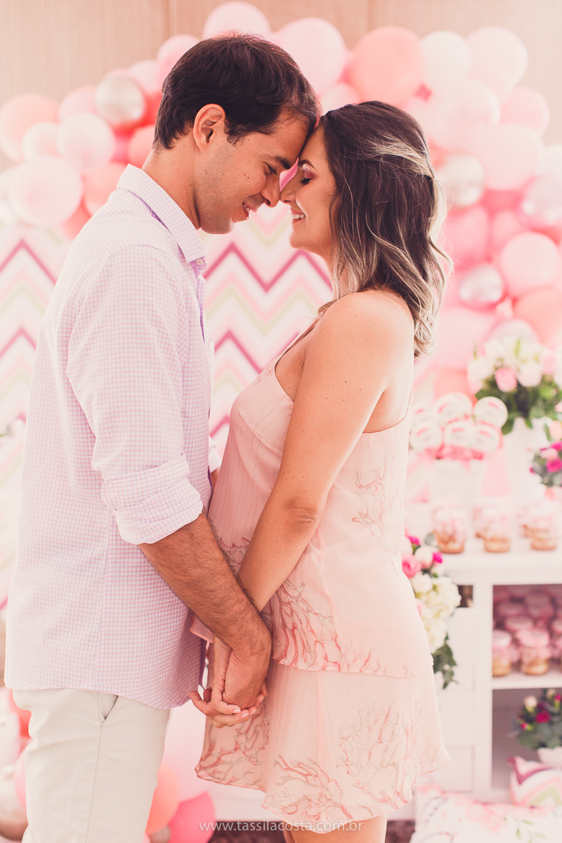foto de chá bebê, decoração linda de chá de bebê, mãe de menina, decoração de chá de bebê de menina, decoração rosa e branca de chá de bebê, tássila costa fotografia, sandra festas, decoração de chá de bebê em Vila Velha ES, pais de primeira viagem