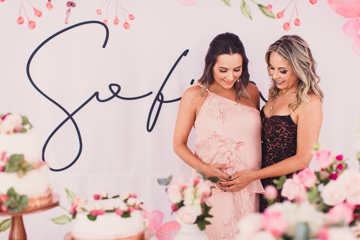 foto de chá bebê, decoração linda de chá de bebê, mãe de menina, decoração de chá de bebê de menina, decoração rosa e branca de chá de bebê, tássila costa fotografia, sandra festas, decoração de chá de bebê em Vila Velha ES, pais de primeira viagem
