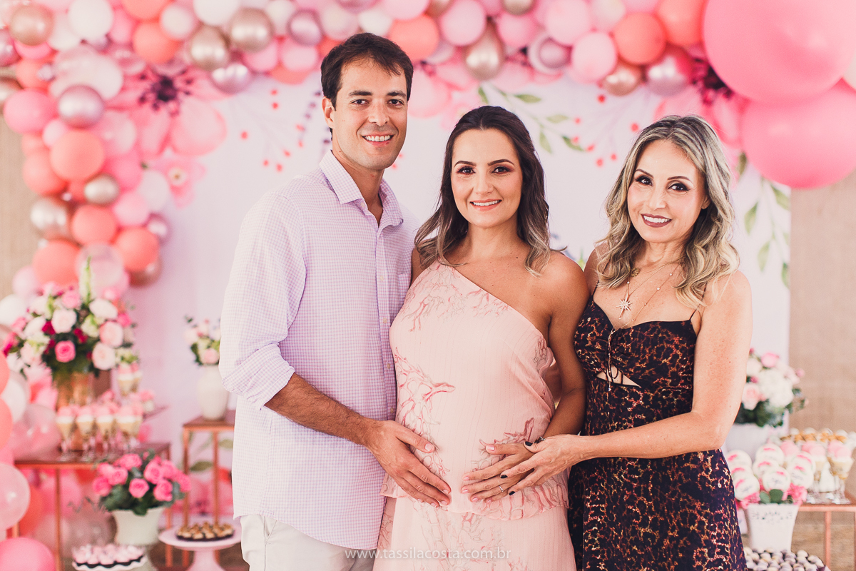 foto de chá bebê, decoração linda de chá de bebê, mãe de menina, decoração de chá de bebê de menina, decoração rosa e branca de chá de bebê, tássila costa fotografia, sandra festas, decoração de chá de bebê em Vila Velha ES, pais de primeira viagem