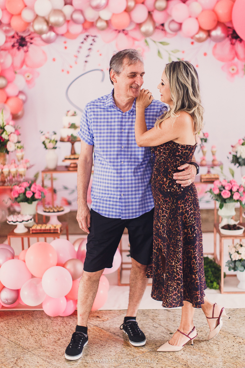 foto de chá bebê, decoração linda de chá de bebê, mãe de menina, decoração de chá de bebê de menina, decoração rosa e branca de chá de bebê, tássila costa fotografia, sandra festas, decoração de chá de bebê em Vila Velha ES, pais de primeira viagem