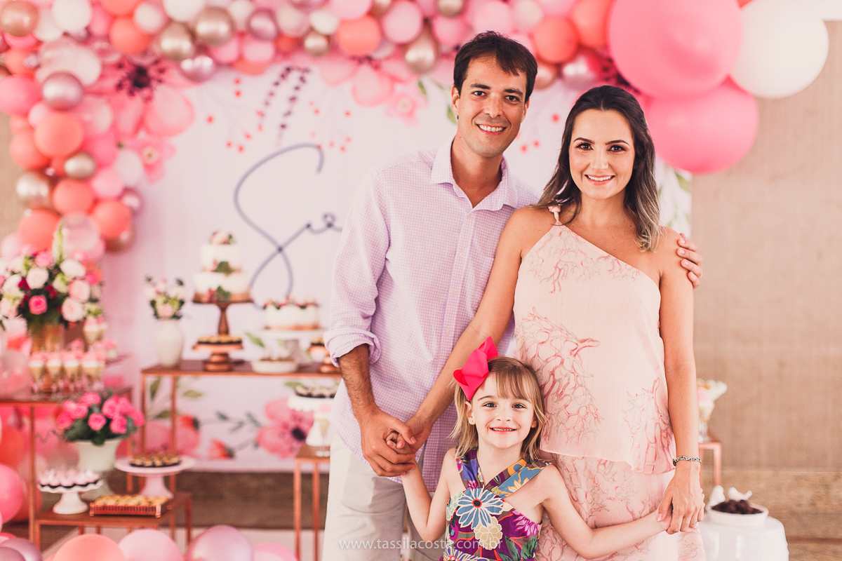 foto de chá bebê, decoração linda de chá de bebê, mãe de menina, decoração de chá de bebê de menina, decoração rosa e branca de chá de bebê, tássila costa fotografia, sandra festas, decoração de chá de bebê em Vila Velha ES, pais de primeira viagem