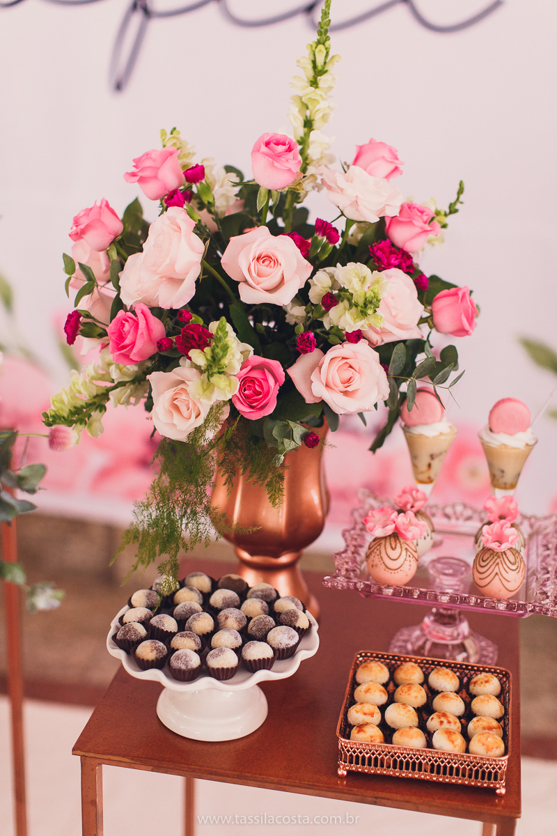 foto de chá bebê, decoração linda de chá de bebê, mãe de menina, decoração de chá de bebê de menina, decoração rosa e branca de chá de bebê, tássila costa fotografia, sandra festas, decoração de chá de bebê em Vila Velha ES, pais de primeira viagem