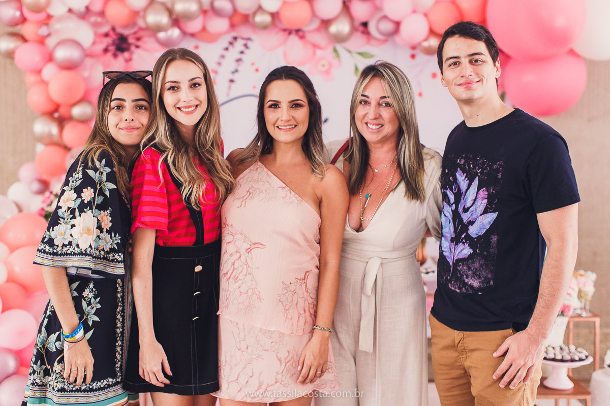 foto de chá bebê, decoração linda de chá de bebê, mãe de menina, decoração de chá de bebê de menina, decoração rosa e branca de chá de bebê, tássila costa fotografia, sandra festas, decoração de chá de bebê em Vila Velha ES, pais de primeira viagem