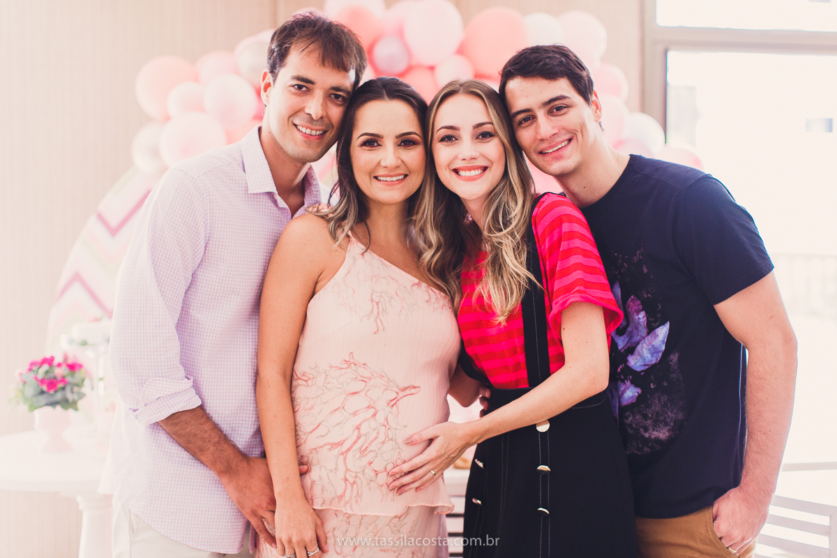 foto de chá bebê, decoração linda de chá de bebê, mãe de menina, decoração de chá de bebê de menina, decoração rosa e branca de chá de bebê, tássila costa fotografia, sandra festas, decoração de chá de bebê em Vila Velha ES, pais de primeira viagem