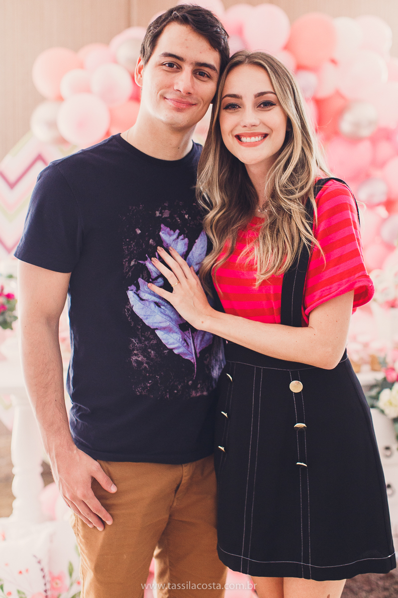 foto de chá bebê, decoração linda de chá de bebê, mãe de menina, decoração de chá de bebê de menina, decoração rosa e branca de chá de bebê, tássila costa fotografia, sandra festas, decoração de chá de bebê em Vila Velha ES, pais de primeira viagem