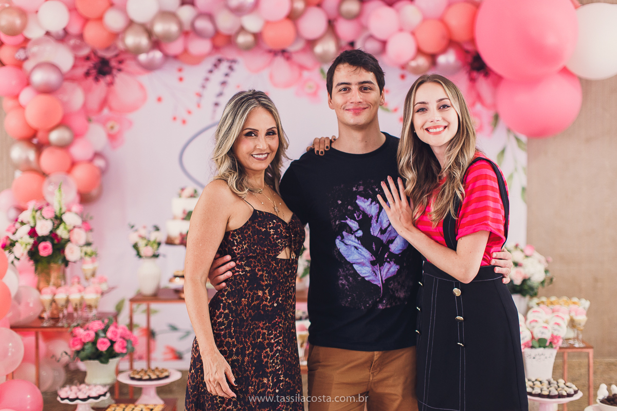 foto de chá bebê, decoração linda de chá de bebê, mãe de menina, decoração de chá de bebê de menina, decoração rosa e branca de chá de bebê, tássila costa fotografia, sandra festas, decoração de chá de bebê em Vila Velha ES, pais de primeira viagem