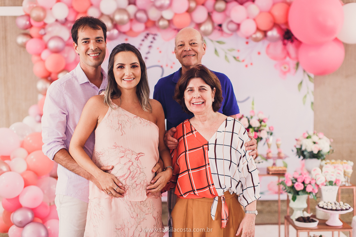 foto de chá bebê, decoração linda de chá de bebê, mãe de menina, decoração de chá de bebê de menina, decoração rosa e branca de chá de bebê, tássila costa fotografia, sandra festas, decoração de chá de bebê em Vila Velha ES, pais de primeira viagem