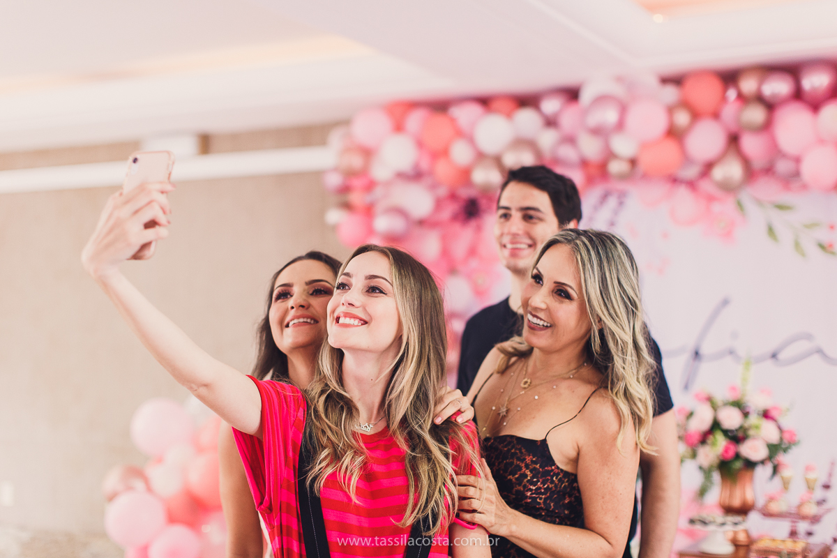 foto de chá bebê, decoração linda de chá de bebê, mãe de menina, decoração de chá de bebê de menina, decoração rosa e branca de chá de bebê, tássila costa fotografia, sandra festas, decoração de chá de bebê em Vila Velha ES, pais de primeira viagem