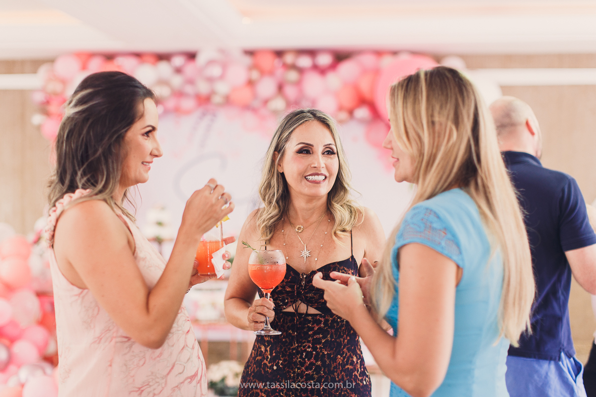 foto de chá bebê, decoração linda de chá de bebê, mãe de menina, decoração de chá de bebê de menina, decoração rosa e branca de chá de bebê, tássila costa fotografia, sandra festas, decoração de chá de bebê em Vila Velha ES, pais de primeira viagem