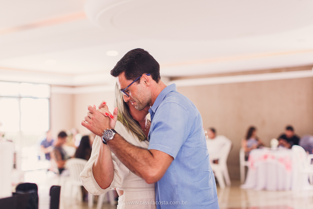 foto de chá bebê, decoração linda de chá de bebê, mãe de menina, decoração de chá de bebê de menina, decoração rosa e branca de chá de bebê, tássila costa fotografia, sandra festas, decoração de chá de bebê em Vila Velha ES, pais de primeira viagem