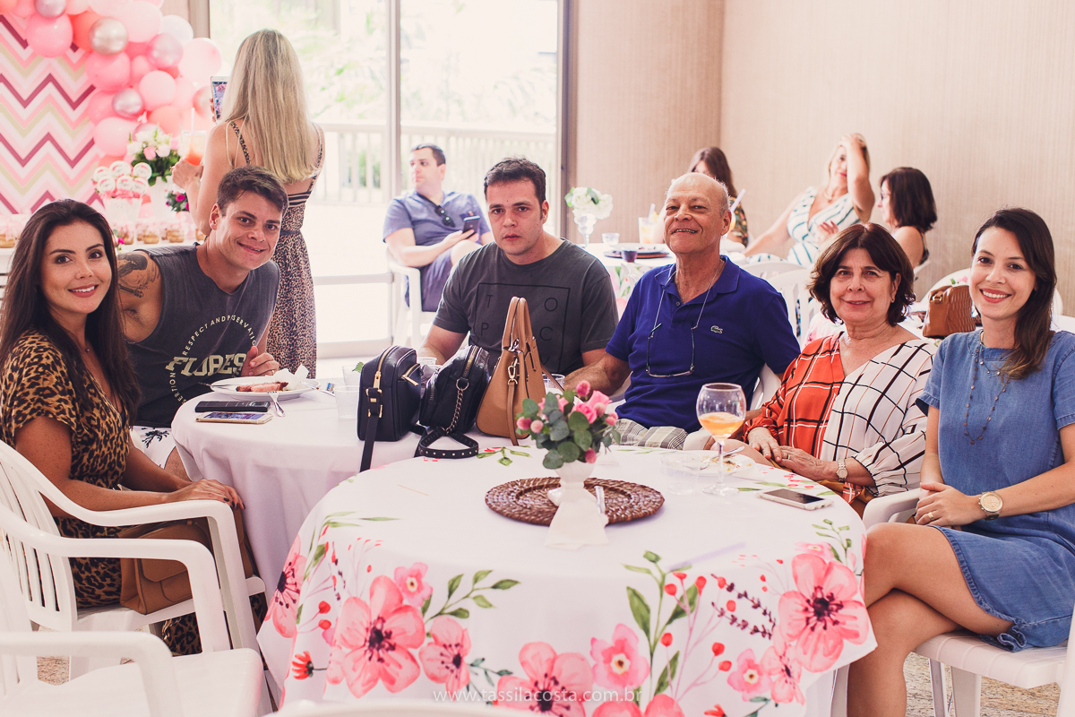 foto de chá bebê, decoração linda de chá de bebê, mãe de menina, decoração de chá de bebê de menina, decoração rosa e branca de chá de bebê, tássila costa fotografia, sandra festas, decoração de chá de bebê em Vila Velha ES, pais de primeira viagem