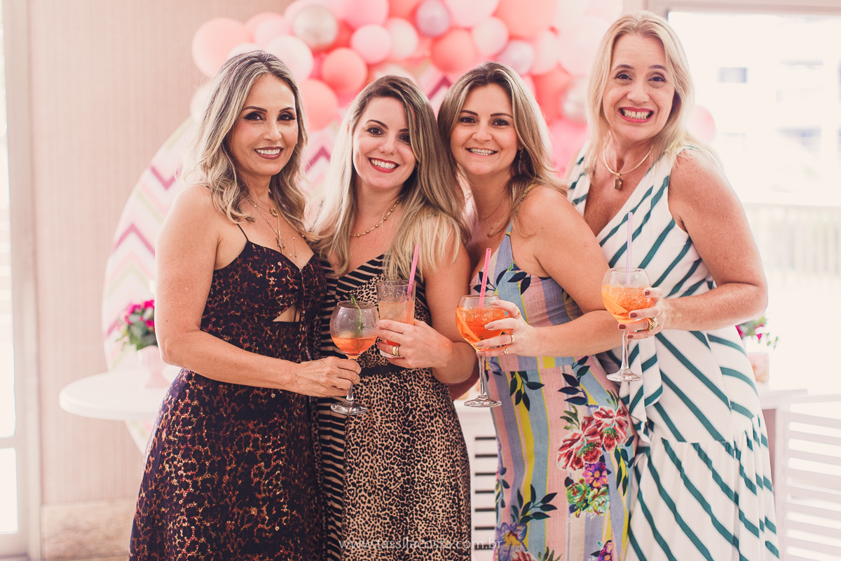 foto de chá bebê, decoração linda de chá de bebê, mãe de menina, decoração de chá de bebê de menina, decoração rosa e branca de chá de bebê, tássila costa fotografia, sandra festas, decoração de chá de bebê em Vila Velha ES, pais de primeira viagem