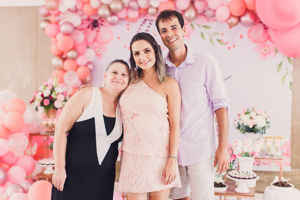 foto de chá bebê, decoração linda de chá de bebê, mãe de menina, decoração de chá de bebê de menina, decoração rosa e branca de chá de bebê, tássila costa fotografia, sandra festas, decoração de chá de bebê em Vila Velha ES, pais de primeira viagem