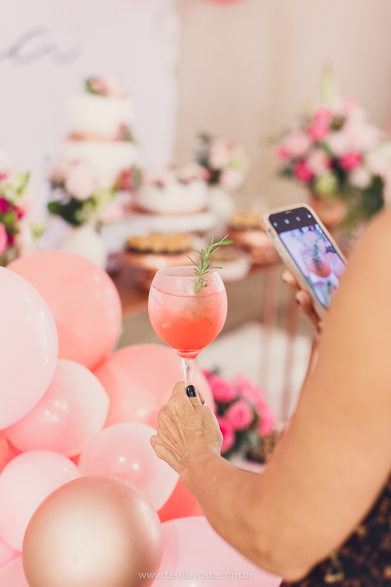 foto de chá bebê, decoração linda de chá de bebê, mãe de menina, decoração de chá de bebê de menina, decoração rosa e branca de chá de bebê, tássila costa fotografia, sandra festas, decoração de chá de bebê em Vila Velha ES, pais de primeira viagem