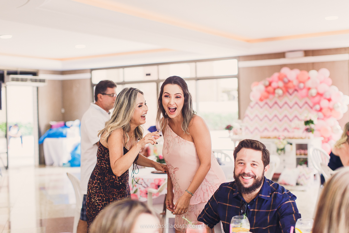foto de chá bebê, decoração linda de chá de bebê, mãe de menina, decoração de chá de bebê de menina, decoração rosa e branca de chá de bebê, tássila costa fotografia, sandra festas, decoração de chá de bebê em Vila Velha ES, pais de primeira viagem