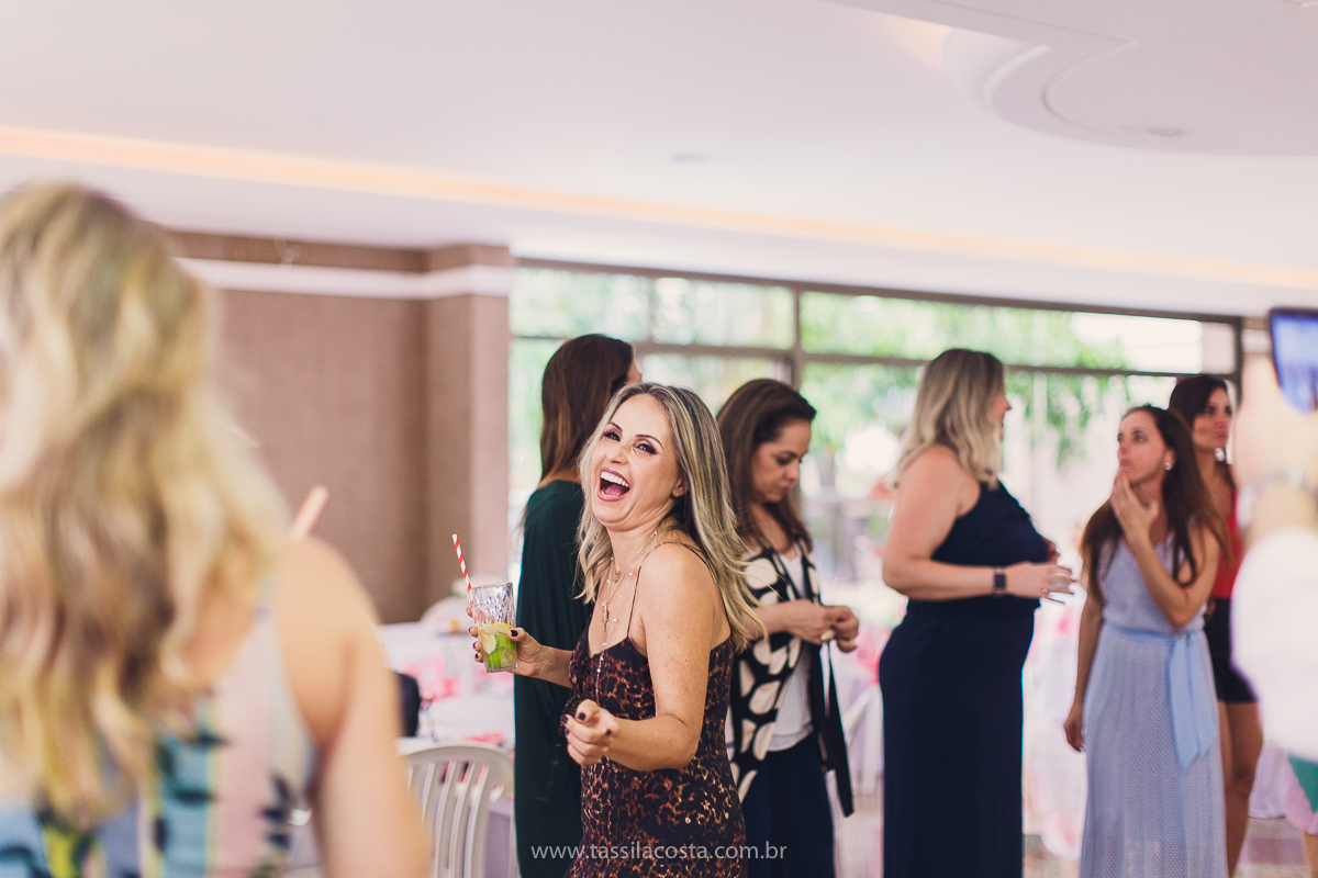 foto de chá bebê, decoração linda de chá de bebê, mãe de menina, decoração de chá de bebê de menina, decoração rosa e branca de chá de bebê, tássila costa fotografia, sandra festas, decoração de chá de bebê em Vila Velha ES, pais de primeira viagem