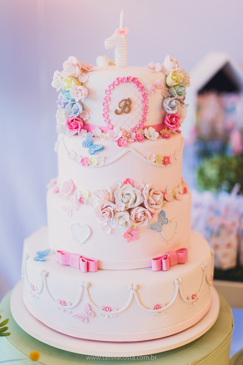 festa infantil linda, na Praia da Costa, Vila Velha, ES, tema Jardim, Jardim da Bettina, festa de menina, festa rosa para aniversário de 1 ano, primeiro ano da minha filha, vestido lindo para vestir no aniversário de 1 ano, fotografia de festa infantil