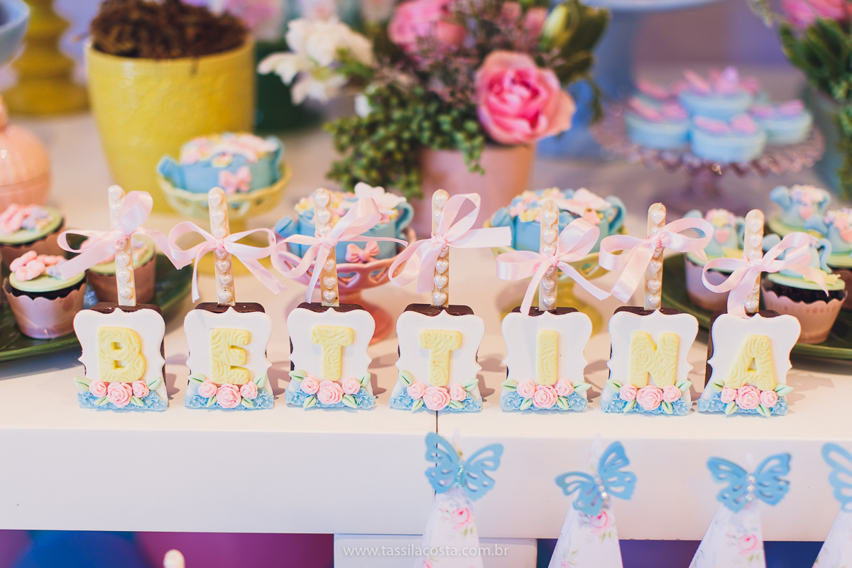 festa infantil linda, na Praia da Costa, Vila Velha, ES, tema Jardim, Jardim da Bettina, festa de menina, festa rosa para aniversário de 1 ano, primeiro ano da minha filha, vestido lindo para vestir no aniversário de 1 ano, fotografia de festa infantil