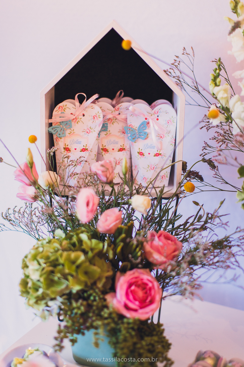 festa infantil linda, na Praia da Costa, Vila Velha, ES, tema Jardim, Jardim da Bettina, festa de menina, festa rosa para aniversário de 1 ano, primeiro ano da minha filha, vestido lindo para vestir no aniversário de 1 ano, fotografia de festa infantil
