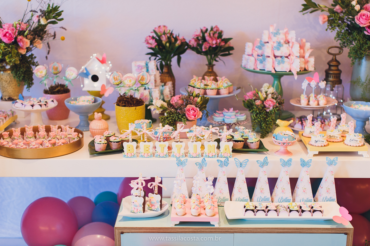 festa infantil linda, na Praia da Costa, Vila Velha, ES, tema Jardim, Jardim da Bettina, festa de menina, festa rosa para aniversário de 1 ano, primeiro ano da minha filha, vestido lindo para vestir no aniversário de 1 ano, fotografia de festa infantil