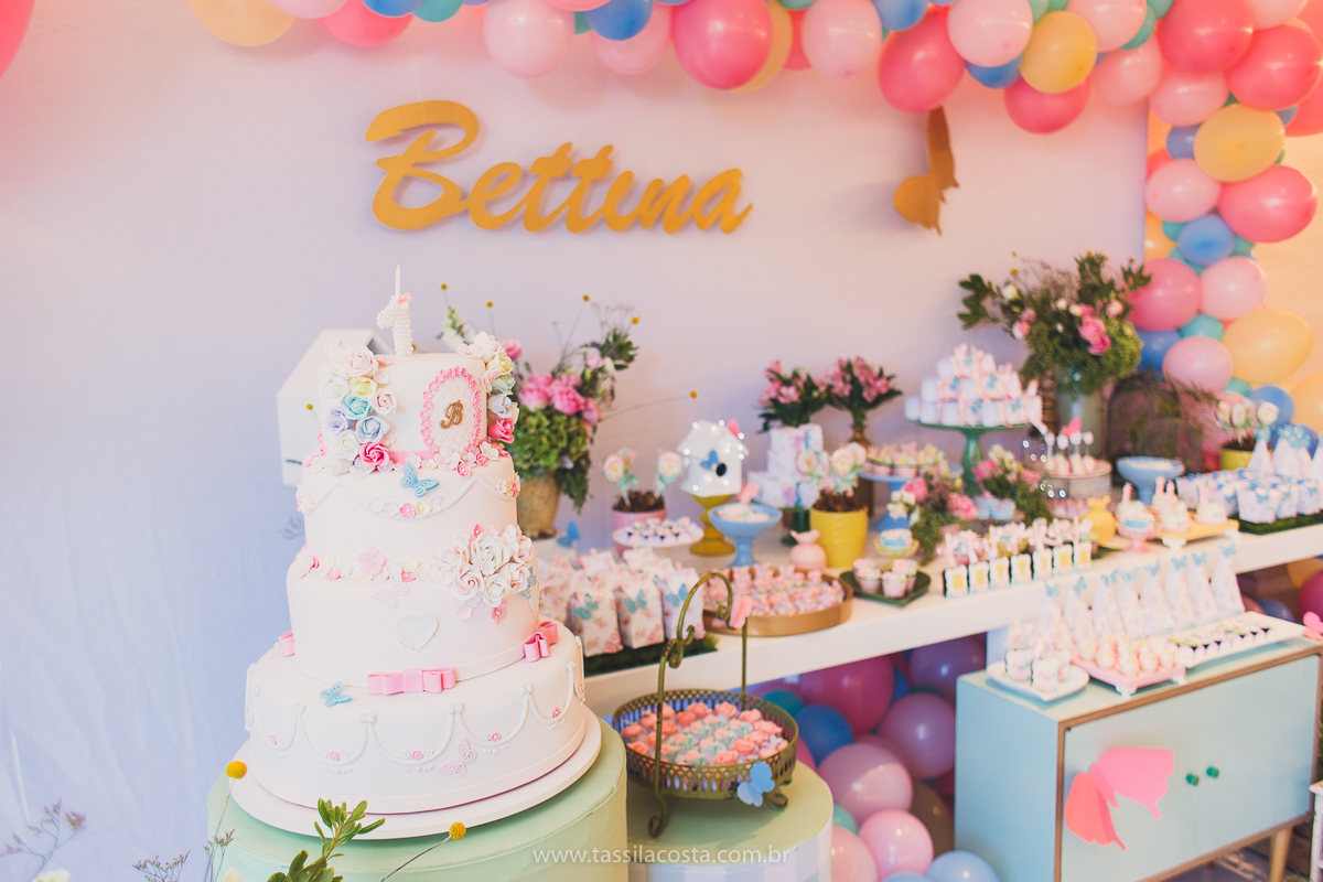 festa infantil linda, na Praia da Costa, Vila Velha, ES, tema Jardim, Jardim da Bettina, festa de menina, festa rosa para aniversário de 1 ano, primeiro ano da minha filha, vestido lindo para vestir no aniversário de 1 ano, fotografia de festa infantil