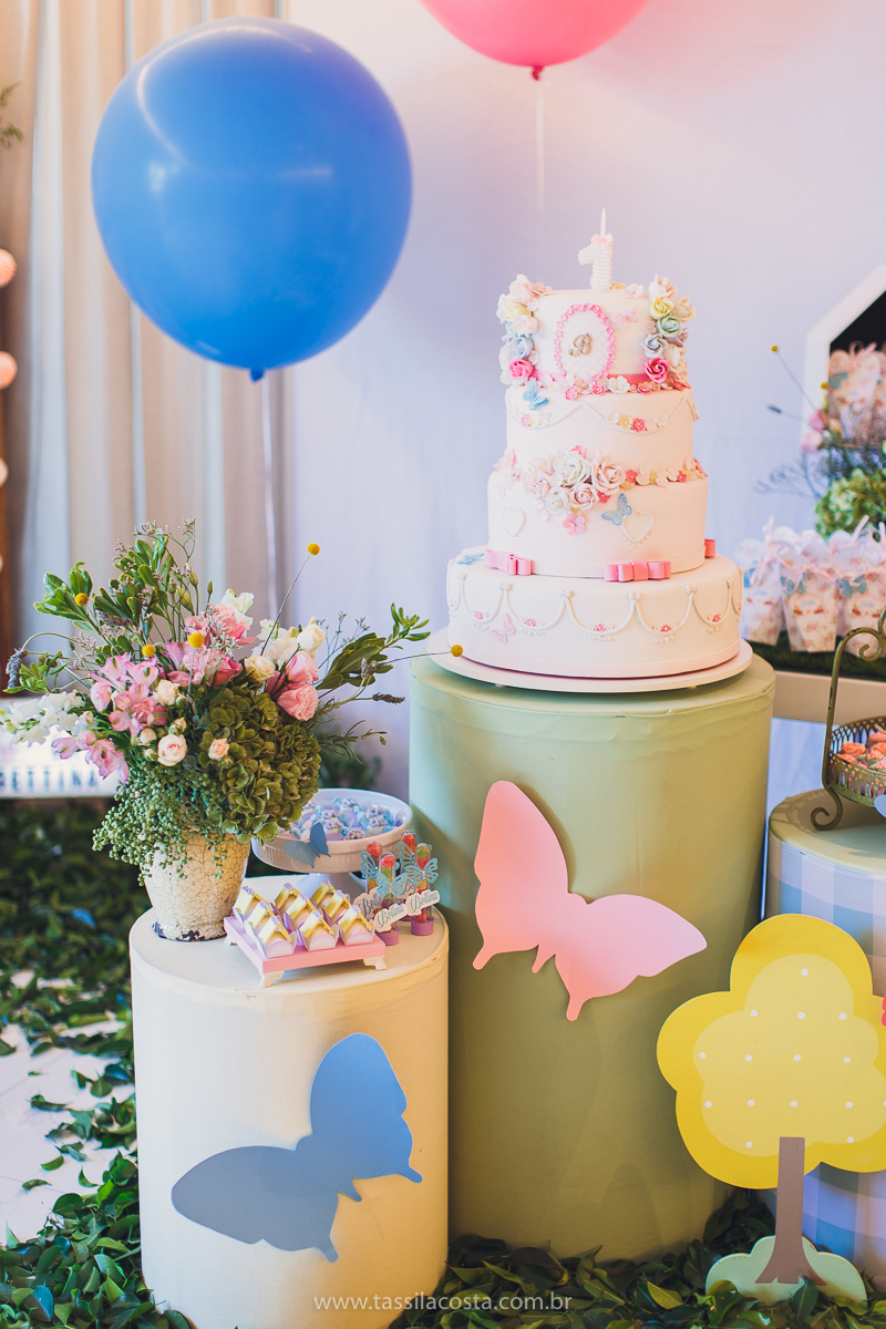 festa infantil linda, na Praia da Costa, Vila Velha, ES, tema Jardim, Jardim da Bettina, festa de menina, festa rosa para aniversário de 1 ano, primeiro ano da minha filha, vestido lindo para vestir no aniversário de 1 ano, fotografia de festa infantil