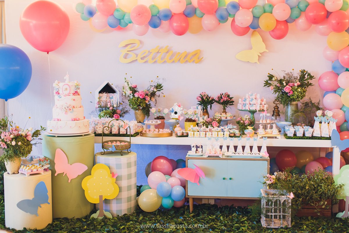 festa infantil linda, na Praia da Costa, Vila Velha, ES, tema Jardim, Jardim da Bettina, festa de menina, festa rosa para aniversário de 1 ano, primeiro ano da minha filha, vestido lindo para vestir no aniversário de 1 ano, fotografia defes festa infantil