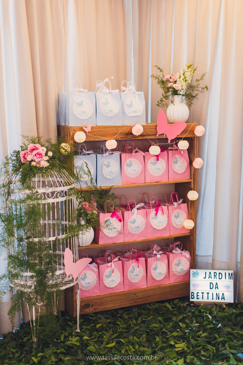 festa infantil linda, na Praia da Costa, Vila Velha, ES, tema Jardim, Jardim da Bettina, festa de menina, festa rosa para aniversário de 1 ano, primeiro ano da minha filha, vestido lindo para vestir no aniversário de 1 ano, fotografia de festa infantil