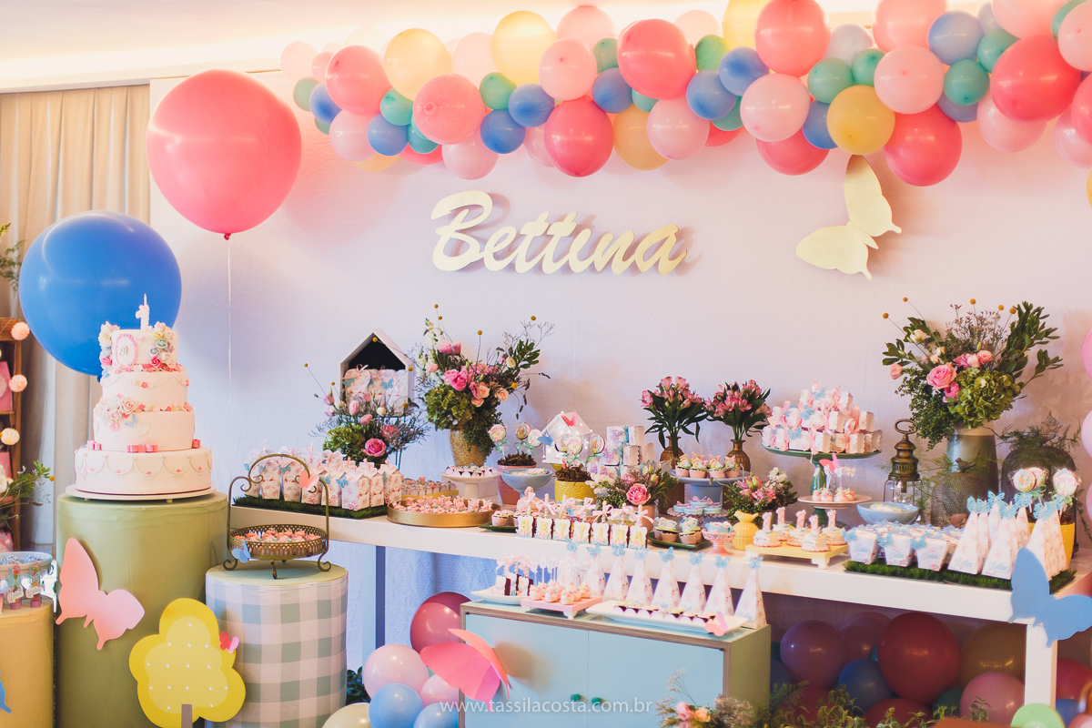 festa infantil linda, na Praia da Costa, Vila Velha, ES, tema Jardim, Jardim da Bettina, festa de menina, festa rosa para aniversário de 1 ano, primeiro ano da minha filha, vestido lindo para vestir no aniversário de 1 ano, fotografia de festa infantil