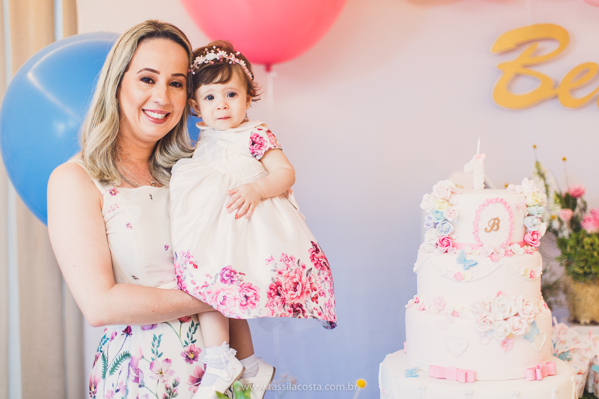 festa infantil linda, na Praia da Costa, Vila Velha, ES, tema Jardim, Jardim da Bettina, festa de menina, festa rosa para aniversário de 1 ano, primeiro ano da minha filha, vestido lindo para vestir no aniversário de 1 ano, fotografia de festa infantil