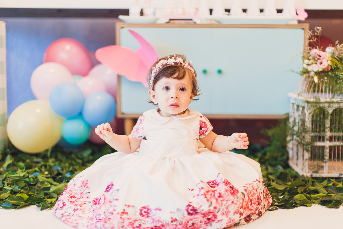 festa infantil linda, na Praia da Costa, Vila Velha, ES, tema Jardim, Jardim da Bettina, festa de menina, festa rosa para aniversário de 1 ano, primeiro ano da minha filha, vestido lindo para vestir no aniversário de 1 ano, fotografia de festa infantil