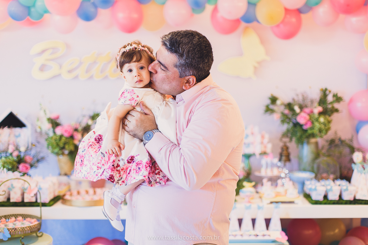 festa infantil linda, na Praia da Costa, Vila Velha, ES, tema Jardim, Jardim da Bettina, festa de menina, festa rosa para aniversário de 1 ano, primeiro ano da minha filha, vestido lindo para vestir no aniversário de 1 ano, fotografia de festa infantil