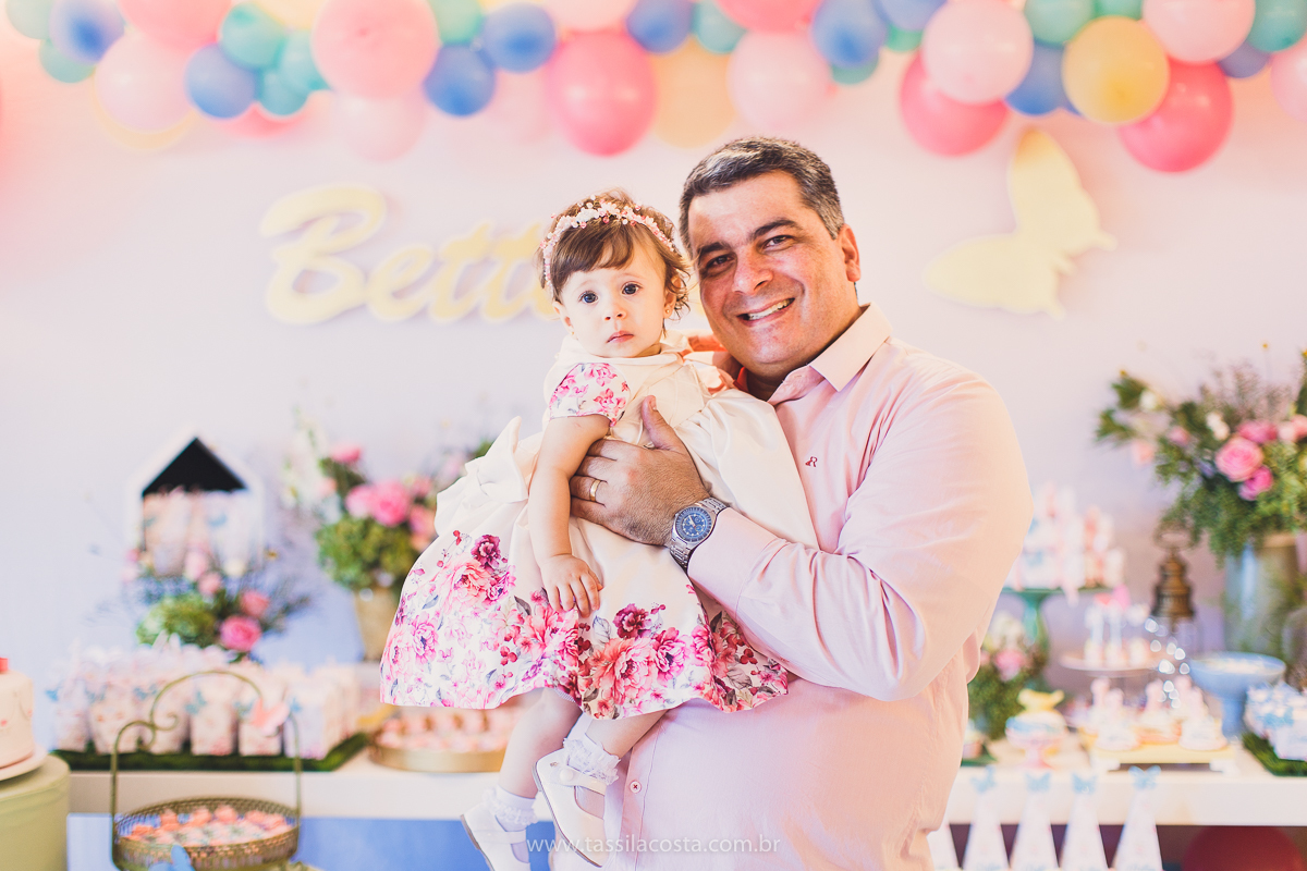 festa infantil linda, na Praia da Costa, Vila Velha, ES, tema Jardim, Jardim da Bettina, festa de menina, festa rosa para aniversário de 1 ano, primeiro ano da minha filha, vestido lindo para vestir no aniversário de 1 ano, fotografia de festa infantil