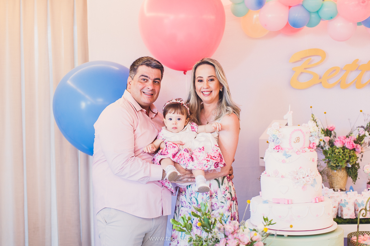 festa infantil linda, na Praia da Costa, Vila Velha, ES, tema Jardim, Jardim da Bettina, festa de menina, festa rosa para aniversário de 1 ano, primeiro ano da minha filha, vestido lindo para vestir no aniversário de 1 ano, fotografia de festa infantil