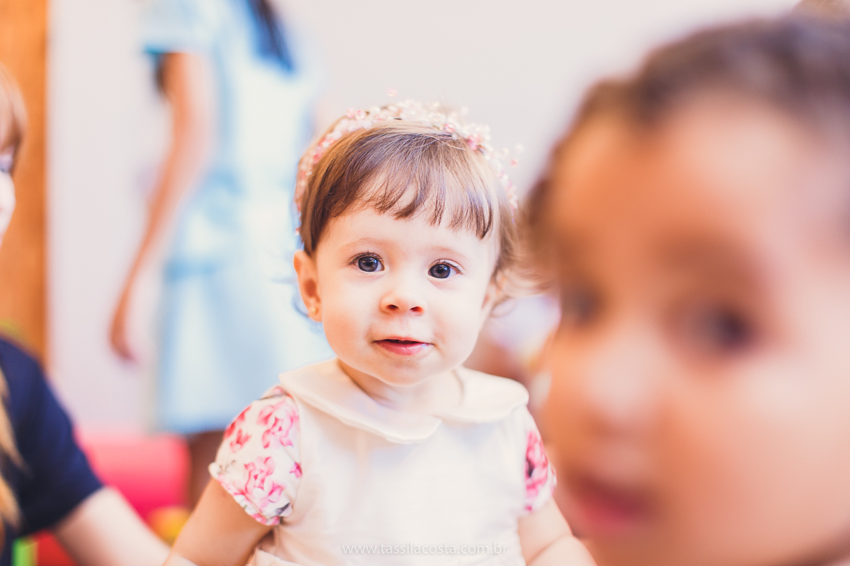 festa infantil linda, na Praia da Costa, Vila Velha, ES, tema Jardim, Jardim da Bettina, festa de menina, festa rosa para aniversário de 1 ano, primeiro ano da minha filha, vestido lindo para vestir no aniversário de 1 ano, fotografia de festa infantil