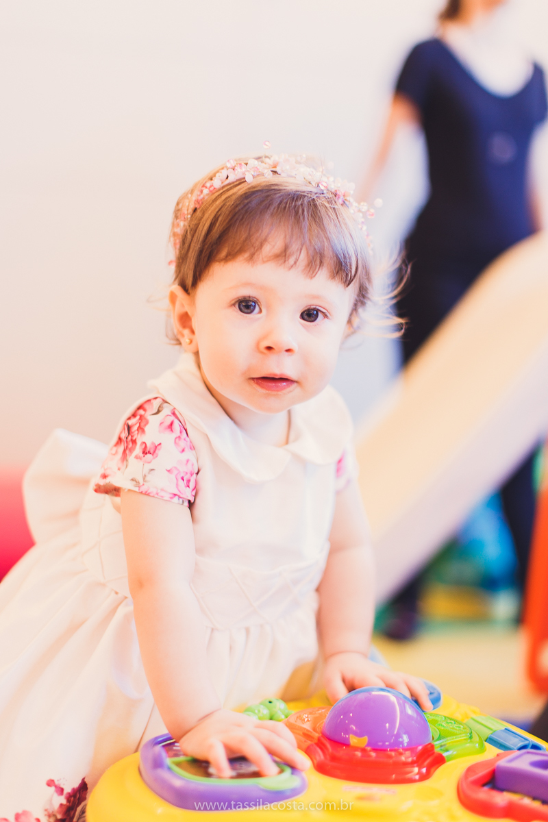 festa infantil linda, na Praia da Costa, Vila Velha, ES, tema Jardim, Jardim da Bettina, festa de menina, festa rosa para aniversário de 1 ano, primeiro ano da minha filha, vestido lindo para vestir no aniversário de 1 ano, fotografia de festa infantil