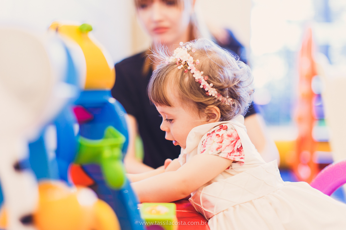 festa infantil linda, na Praia da Costa, Vila Velha, ES, tema Jardim, Jardim da Bettina, festa de menina, festa rosa para aniversário de 1 ano, primeiro ano da minha filha, vestido lindo para vestir no aniversário de 1 ano, fotografia de festa infantil