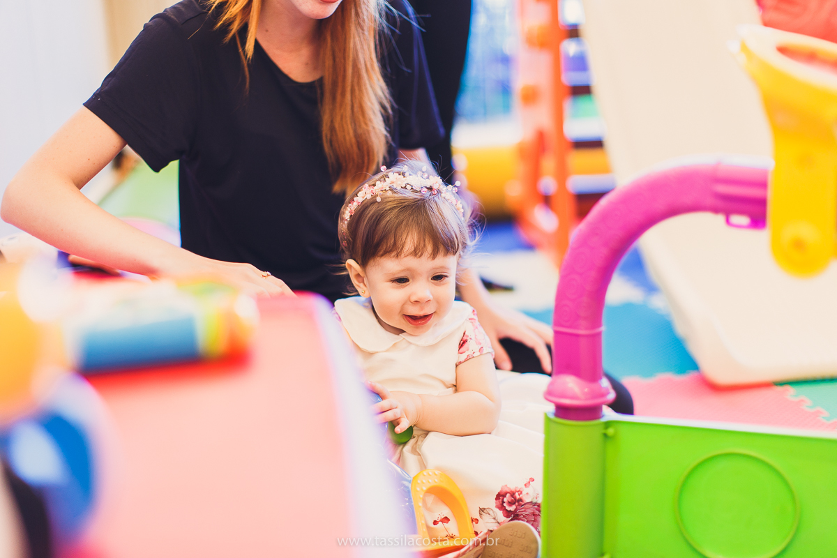 festa infantil linda, na Praia da Costa, Vila Velha, ES, tema Jardim, Jardim da Bettina, festa de menina, festa rosa para aniversário de 1 ano, primeiro ano da minha filha, vestido lindo para vestir no aniversário de 1 ano, fotografia de festa infantil