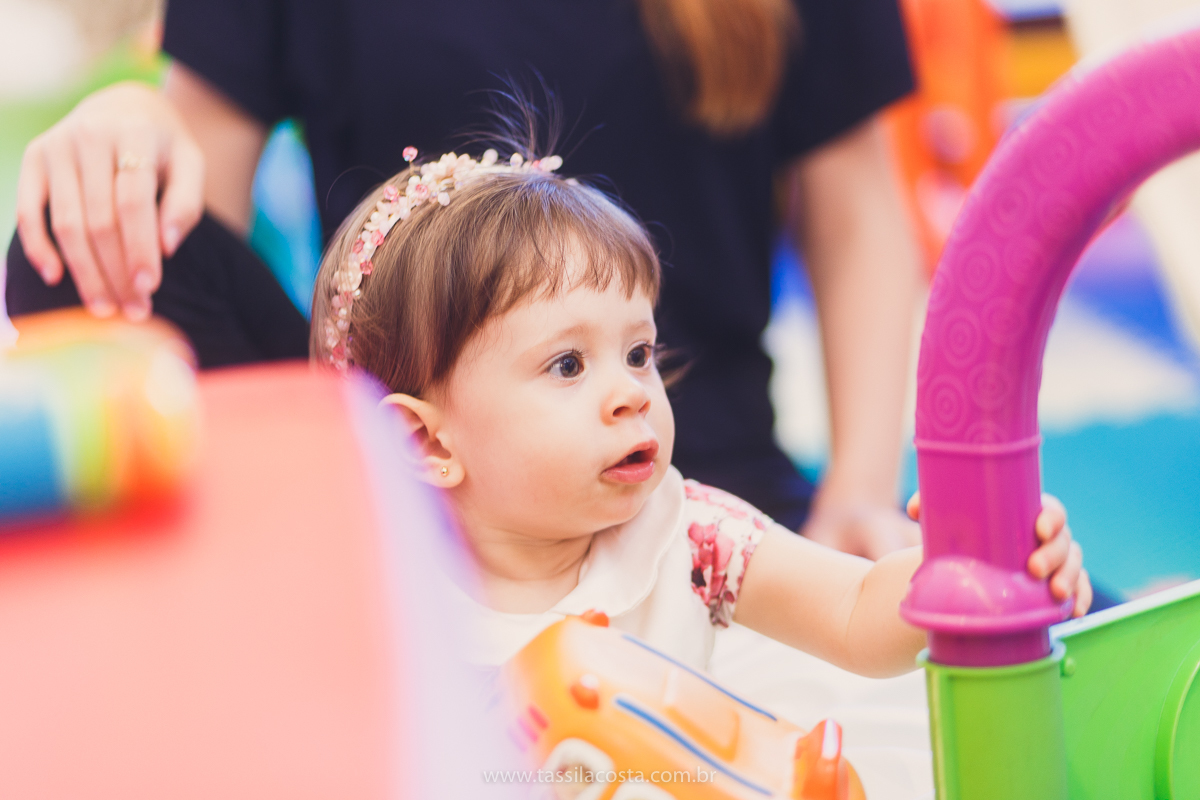 festa infantil linda, na Praia da Costa, Vila Velha, ES, tema Jardim, Jardim da Bettina, festa de menina, festa rosa para aniversário de 1 ano, primeiro ano da minha filha, vestido lindo para vestir no aniversário de 1 ano, fotografia de festa infantil