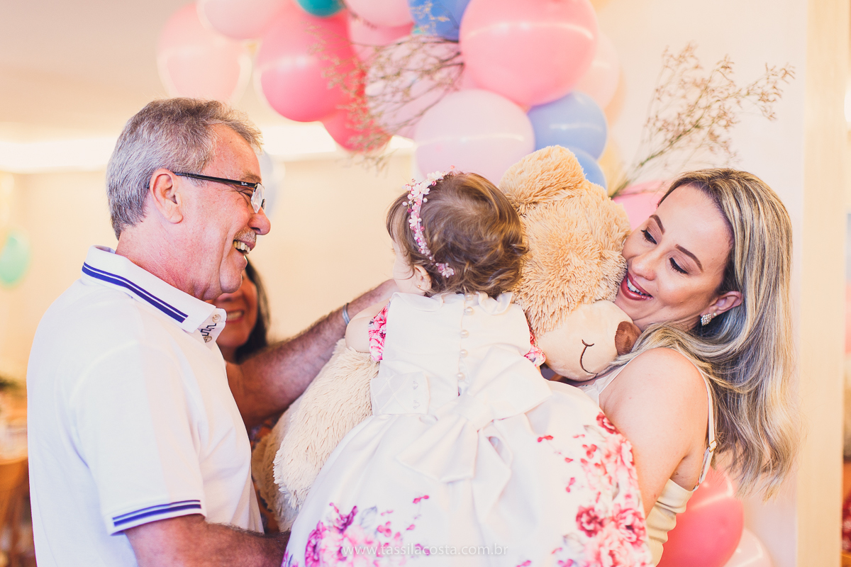 festa infantil linda, na Praia da Costa, Vila Velha, ES, tema Jardim, Jardim da Bettina, festa de menina, festa rosa para aniversário de 1 ano, primeiro ano da minha filha, vestido lindo para vestir no aniversário de 1 ano, fotografia de festa infantil