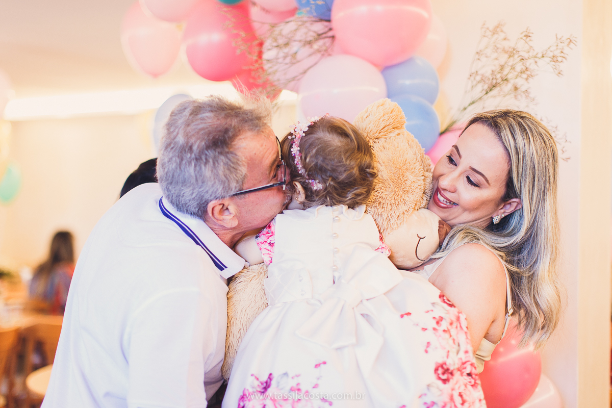 festa infantil linda, na Praia da Costa, Vila Velha, ES, tema Jardim, Jardim da Bettina, festa de menina, festa rosa para aniversário de 1 ano, primeiro ano da minha filha, vestido lindo para vestir no aniversário de 1 ano, fotografia de festa infantil