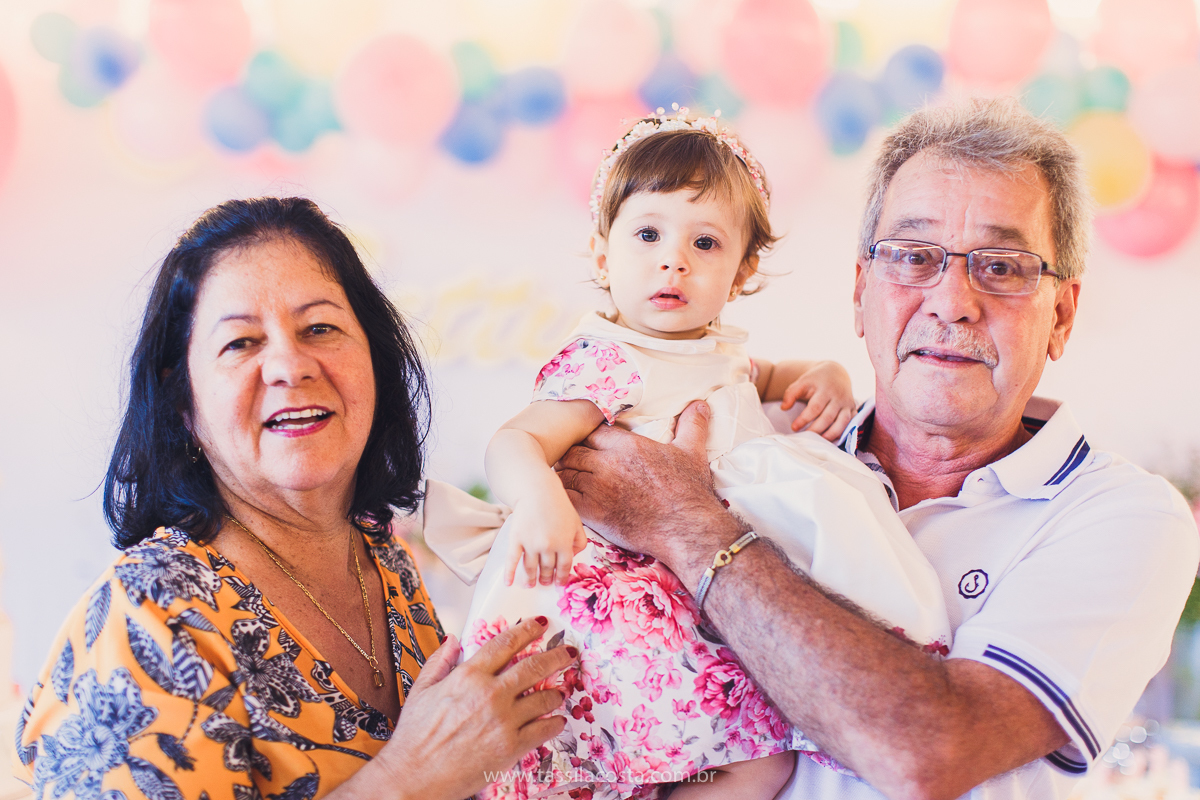 festa infantil linda, na Praia da Costa, Vila Velha, ES, tema Jardim, Jardim da Bettina, festa de menina, festa rosa para aniversário de 1 ano, primeiro ano da minha filha, vestido lindo para vestir no aniversário de 1 ano, fotografia de festa infantil