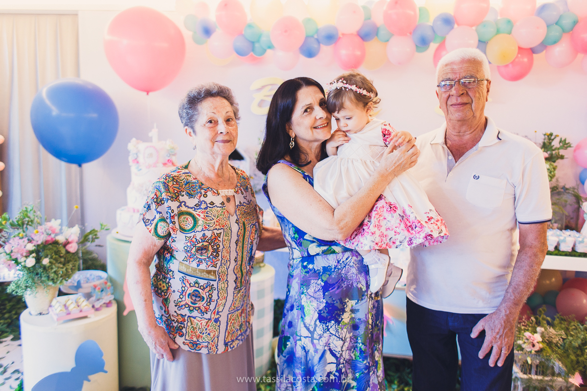 festa infantil linda, na Praia da Costa, Vila Velha, ES, tema Jardim, Jardim da Bettina, festa de menina, festa rosa para aniversário de 1 ano, primeiro ano da minha filha, vestido lindo para vestir no aniversário de 1 ano, fotografia de festa infantil